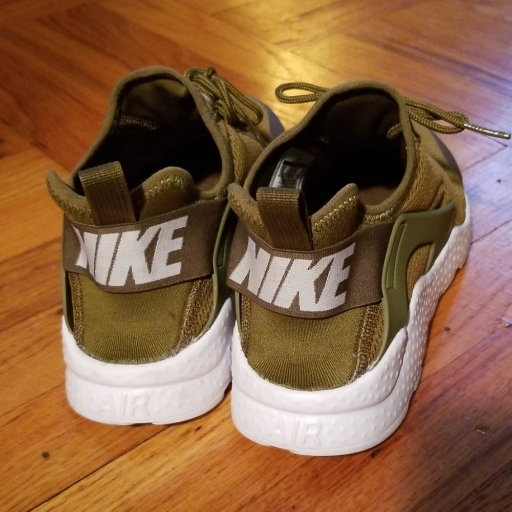 Nike Huarache Run Ultra in olive green size 8